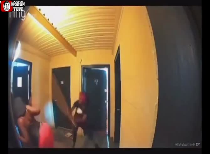 Video :This building has a rather awful vibe (stick fighting)